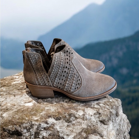 Vince Camuto tan suede leather booties. - Picture 4 of 8